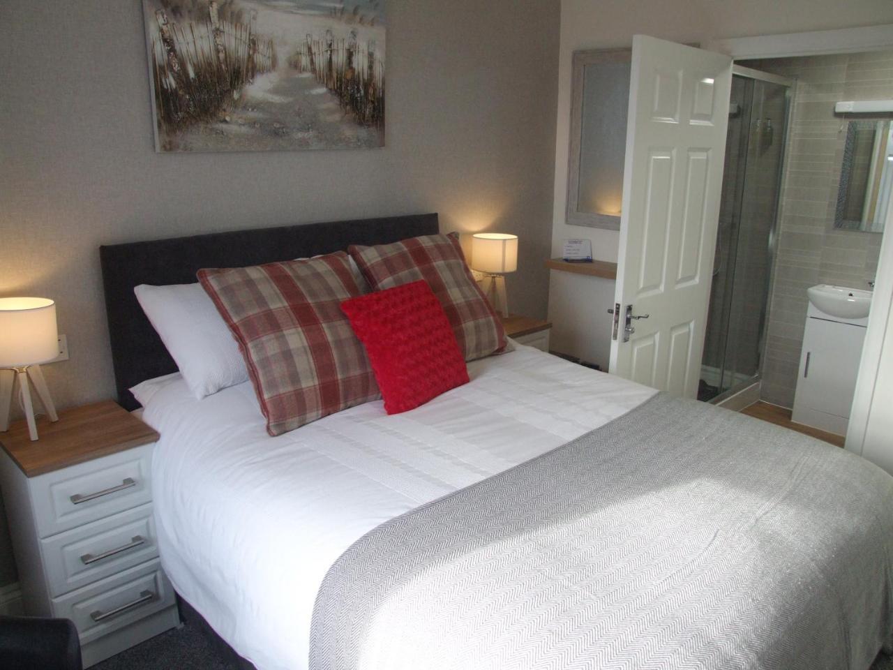 Coach Guest House Tenby Exterior photo
