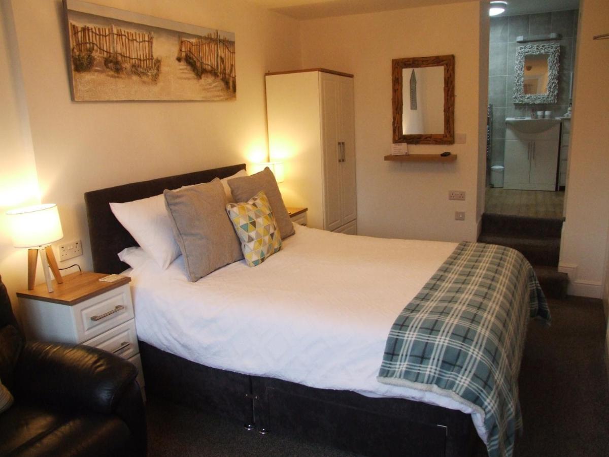 Coach Guest House Tenby Exterior photo